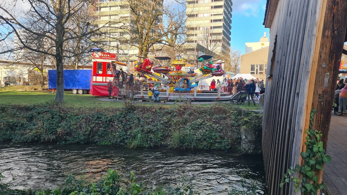 Man sieht ein Märt-Karussell.